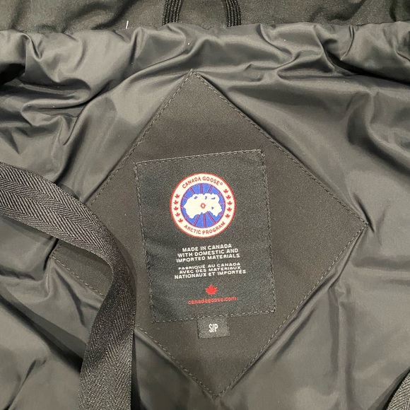 Trillium parka by Canada Goose - Picture 10 of 17